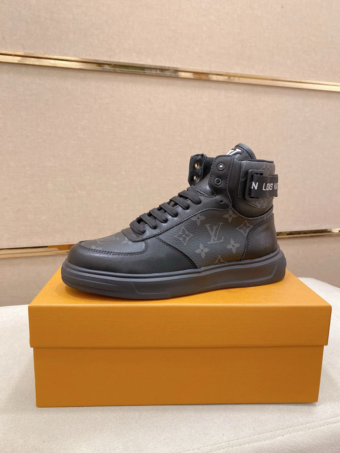 Men's shoes 420💰louis vuitton (Louis Vuitton/lv)🔍🔍The new counters are on sale at the same time. The uppers are imported from Italy. ⃣️Re-engraved🇮🇹💪💪, ⚠Sole: The original sole is specially provided by the original factory, the exclusive movable molded sole is super comfortable, ⚠Original and single goods 🔍high quality, you can enter and leave the counter at will, welcome to compare⚠. Code number: 38-44 (45/customized, non-refundable)